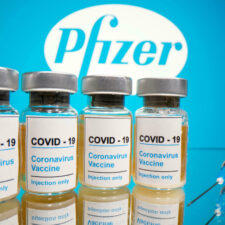 La ‘vida normal’ regresará en un año, asegura Pfizer: la vacunación será anual