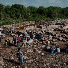 La construcción de un tren turístico en México está revelando artefactos mayas asombroso… para luego destruirlos