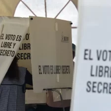 Disminuye el respaldo a la democracia en México; 33 % prefiere un gobierno autoritario: Latinobarómetro